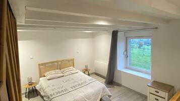 2 bedrooms, iron/ironing board, free WiFi, bed sheets