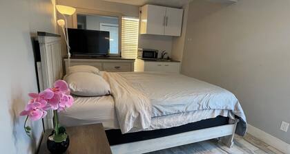 Waterfront Studio with Private Gate and Private Entrance. Queen Bed and Kitchen.