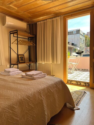 Balat Rose – Entire Wooden House with Terrace