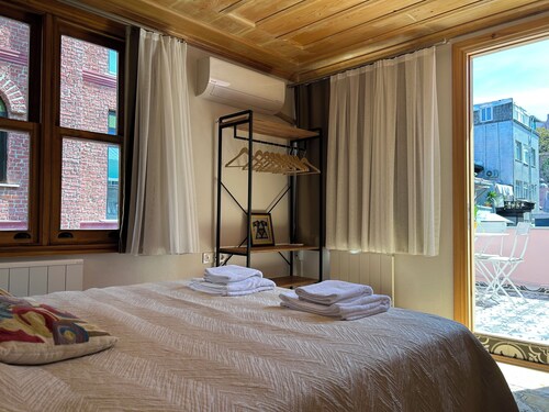 Balat Rose – Entire Wooden House with Terrace