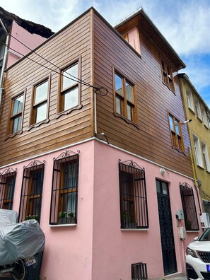 Exterior - Balat Rose – Entire Wooden House with Terrace (İstanbul)