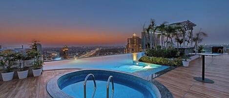 2 piscines extérieures