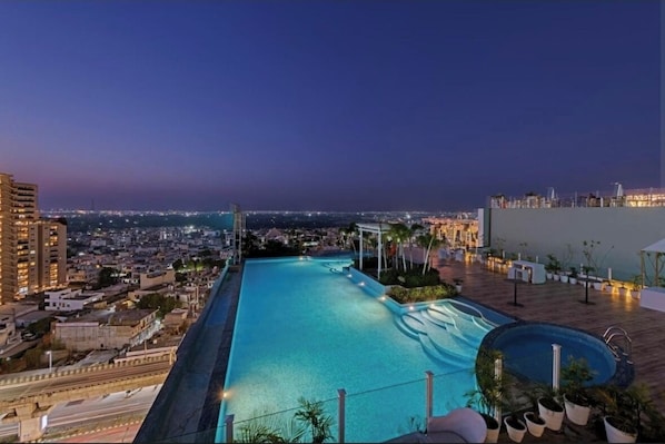 2 piscines extérieures