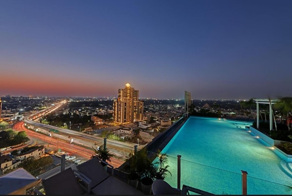 2 outdoor pools