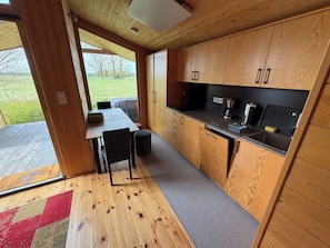 Fridge, microwave, stovetop, dishwasher - MoJo's Tiny House on the Elbe (Bleckede)