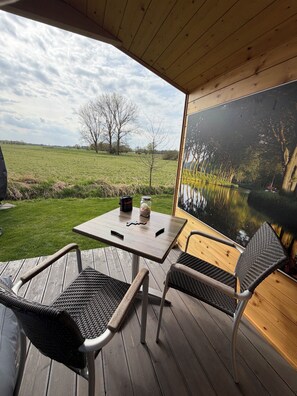 Outdoor dining - MoJo's Tiny House on the Elbe (Bleckede)