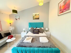 1 bedroom, iron/ironing board, free WiFi - 526A Farnham Rd  (Slough)
