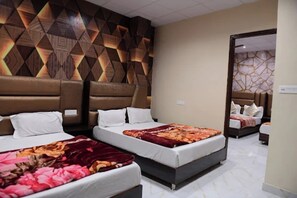Desk, soundproofing, bed sheets - Hotel Sukhmanee Home stay Amritsar (Amritsar)