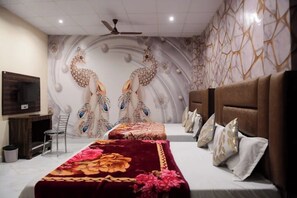 Desk, soundproofing, bed sheets - Hotel Sukhmanee Home stay Amritsar (Amritsar)