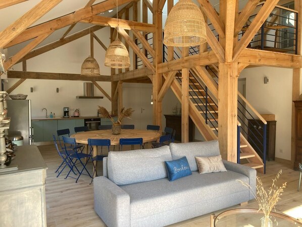 Tv, bordtennisbord, bøger