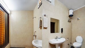 Un baño moderno con bañera, lavamanos e inodoro.