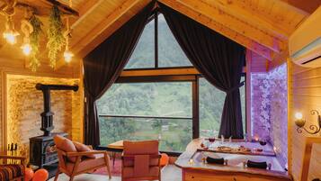 Suite Deluks, pemandangan gunung | 1 kamar tidur dan Wi-Fi gratis