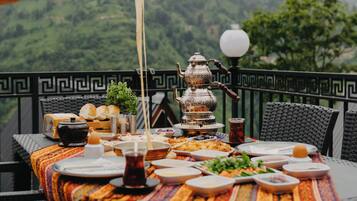 Sudah termasuk sarapan masakan setempat setiap hari