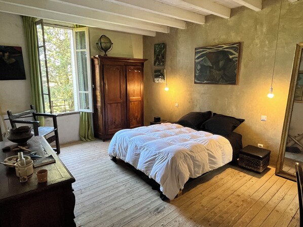 3 chambres, fer et planche à repasser, Wi-Fi, draps fournis