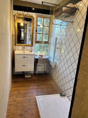 Dusche, Haartrockner, Handtücher, Seife