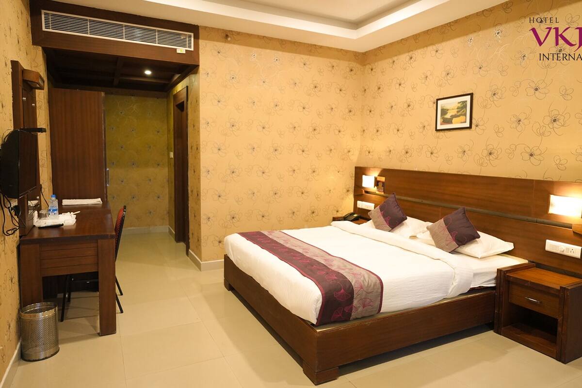 Deluxe Double Room | In-room safe, soundproofing, iron/ironing board, free WiFi