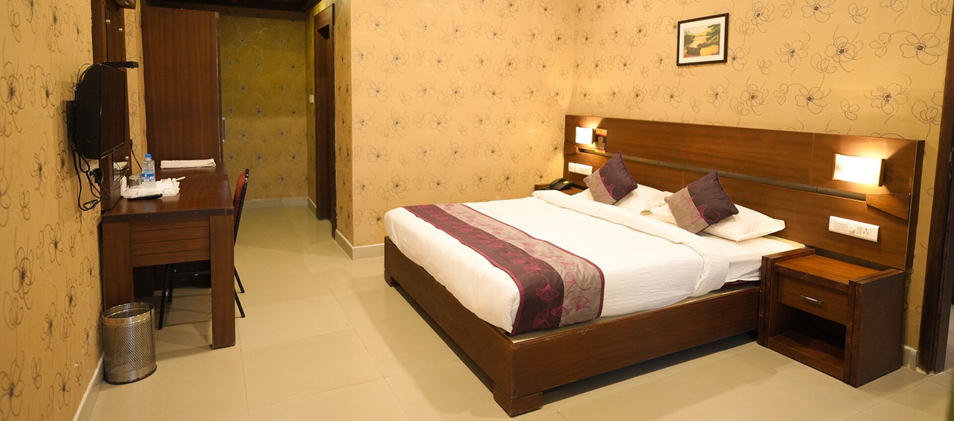 Deluxe Double Room | In-room safe, soundproofing, iron/ironing board, free WiFi