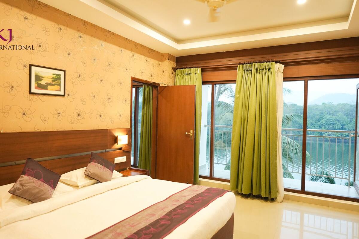 Luxury Suite | In-room safe, soundproofing, iron/ironing board, free WiFi