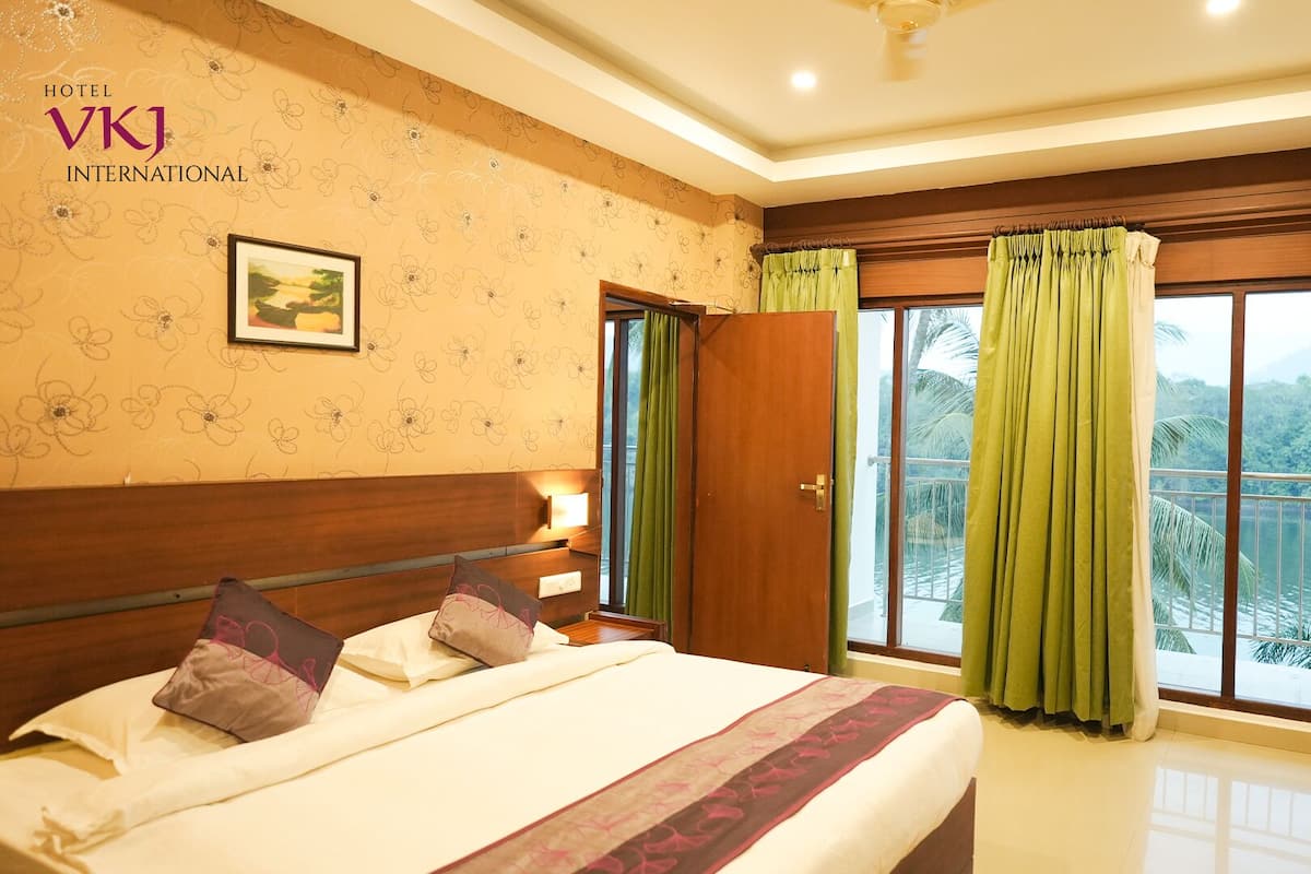 Luxury Suite | In-room safe, soundproofing, iron/ironing board, free WiFi