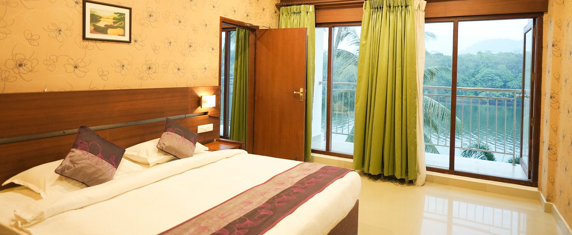 Luxury Suite | In-room safe, soundproofing, iron/ironing board, free WiFi