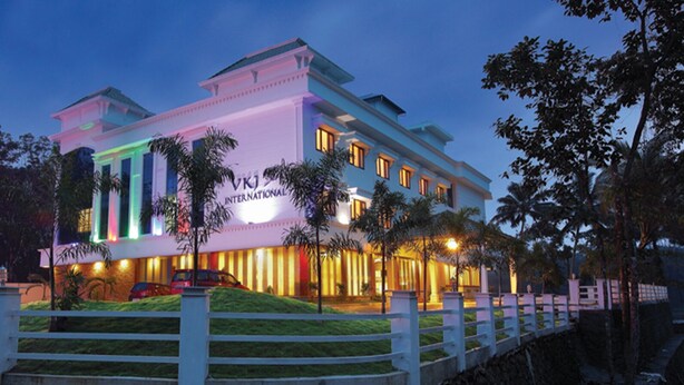Un hotel de varios pisos con un letrero llamativo que dice "VKJ International".