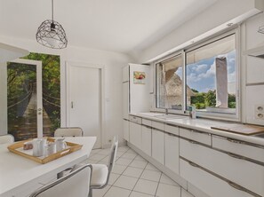 Kühlschrank, Mikrowelle, Ofen, Geschirrspüler