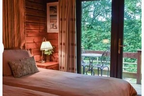 2 kamar tidur, setrika/meja setrika, Wi-Fi gratis, dan seprai linen