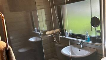 Kabin | Kamar mandi | Shower, pengering rambut, dan handuk