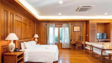 Vanasin Suite | In-room safe, desk, blackout drapes, rollaway beds