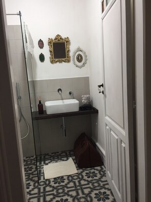 Shower, hair dryer, bidet, soap - La Casa Dell'Artista - Short Term Rentals - Ferla (Ferla)