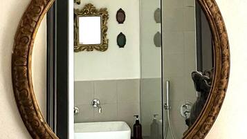 Douche, sĂšche-cheveux, bidet, savon