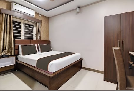 Escritorio, wifi gratis y ropa de cama