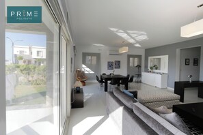 Villa, 4 Bedrooms, Balcony, Beach View | Living area