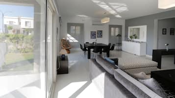 Villa, 4 slaapkamers, balkon, uitzicht op het strand | Woonruimte