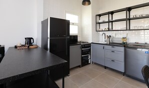 Chalet, 2 habitaciones, balcón, vista al jardín | Cocina privada | Refrigerador, microondas, horno y utensilios de cocina 