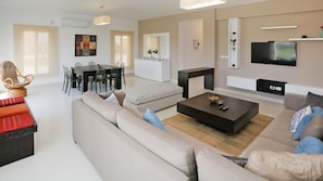 Villa, 4 habitaciones, balcón, vista a la playa | Área de sala de estar