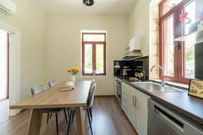 Villa - bjergudsigt | Spisning på værelset