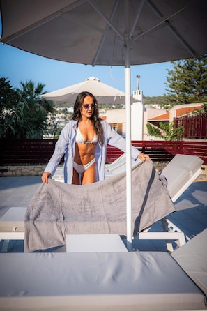 Kolam renang outdoor musiman, dengan payung kolam renang