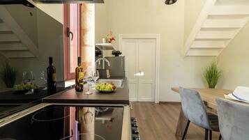 Vila, vista para a montanha | Cozinha privada | Geladeira grande, micro-ondas, fogão, cooktop