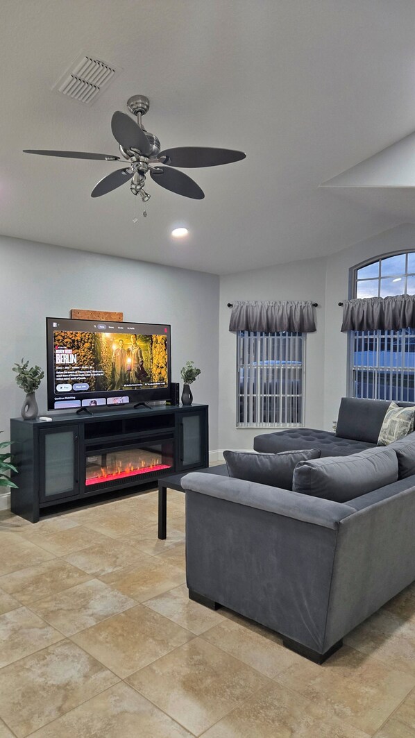 Smart TV, fireplace - Spacious Home, Near UCF, Sleeps 6 (Orlando)