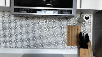 Refrigerador, microondas, horno y parrilla de estufa