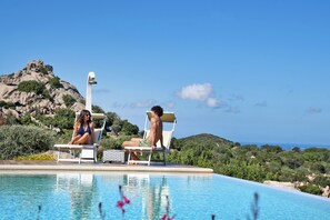 Alberca al aire libre y alberca climatizada