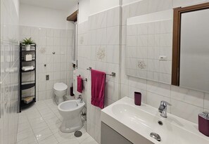 Amenidades de baño gratuitas, secadora de cabello, toallas 
