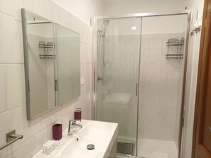 Free toiletries, hair dryer, towels - Le Libellule apartment, Appartamento spazioso, vicino alla metropolitana, zona Vaticano (Rome)
