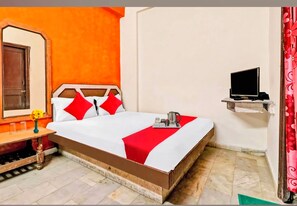 Hypo-allergenic bedding, desk, free WiFi, bed sheets