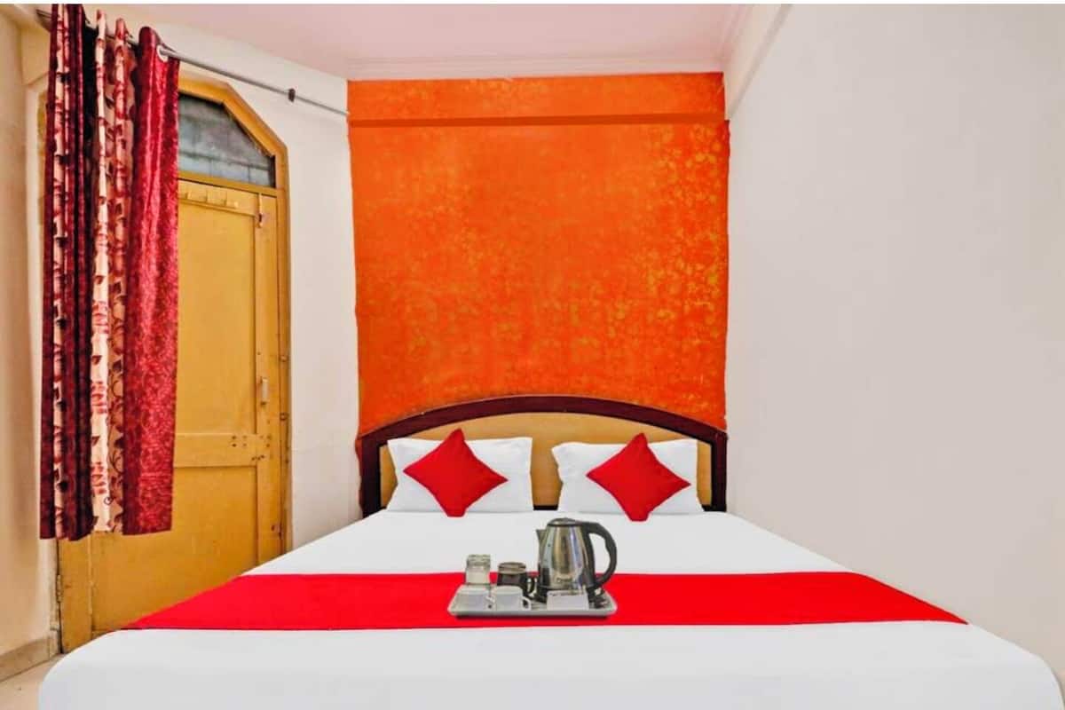 1 bedroom, hypo-allergenic bedding, desk, free WiFi