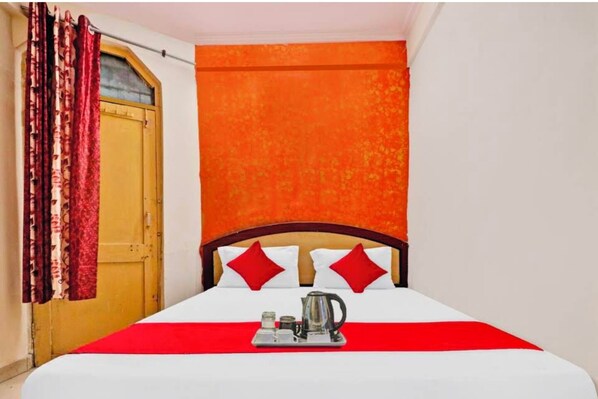 Hypo-allergenic bedding, desk, free WiFi, bed sheets