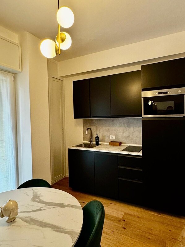 Mikrovågsugn, spishäll och diskmaskin