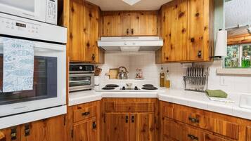 Coffee/tea maker, fridge, oven, stovetop