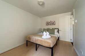 2 habitaciones, escritorio, tabla de planchar con plancha y wifi gratis